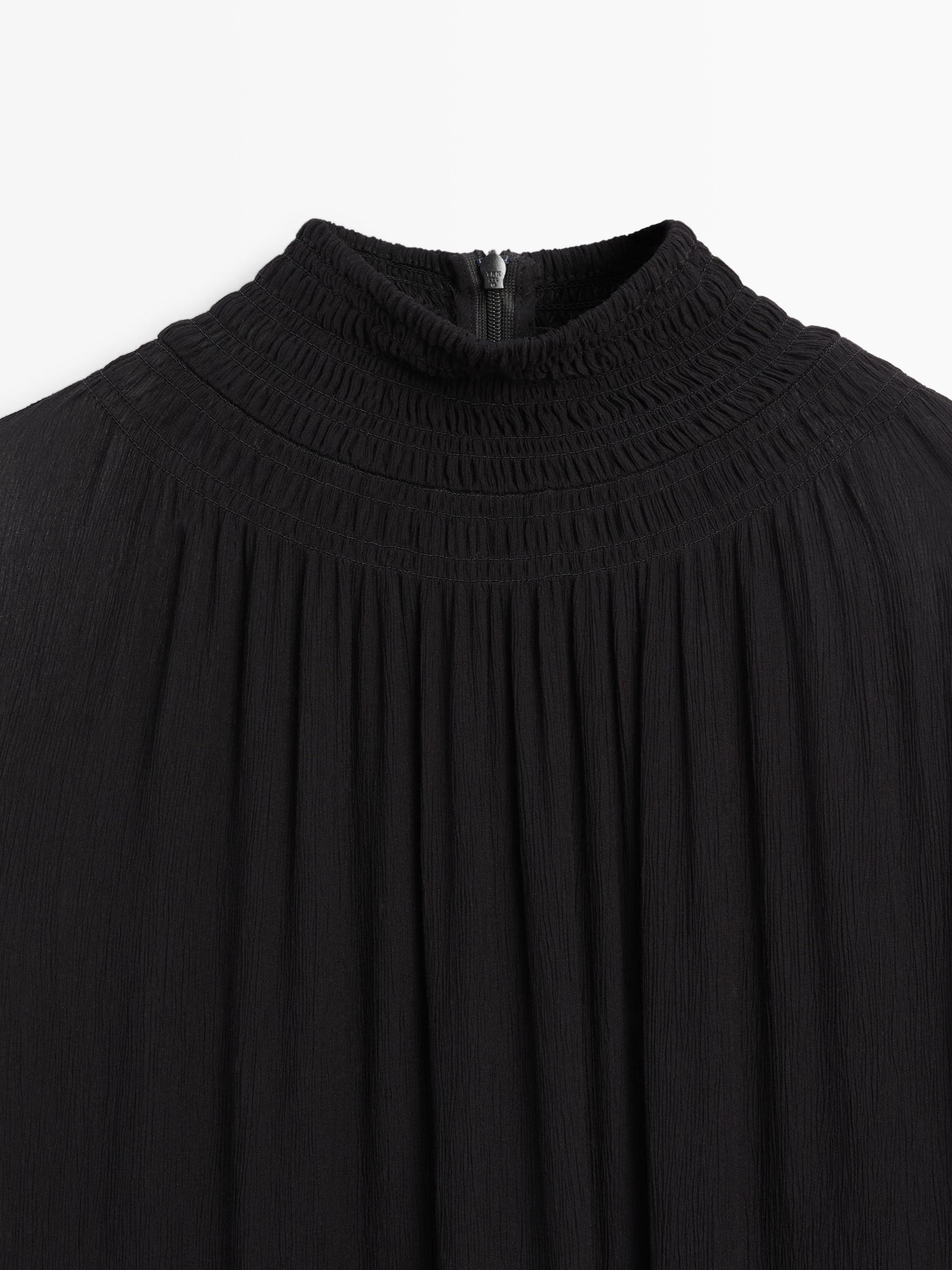 Flowing blouse with collar detail